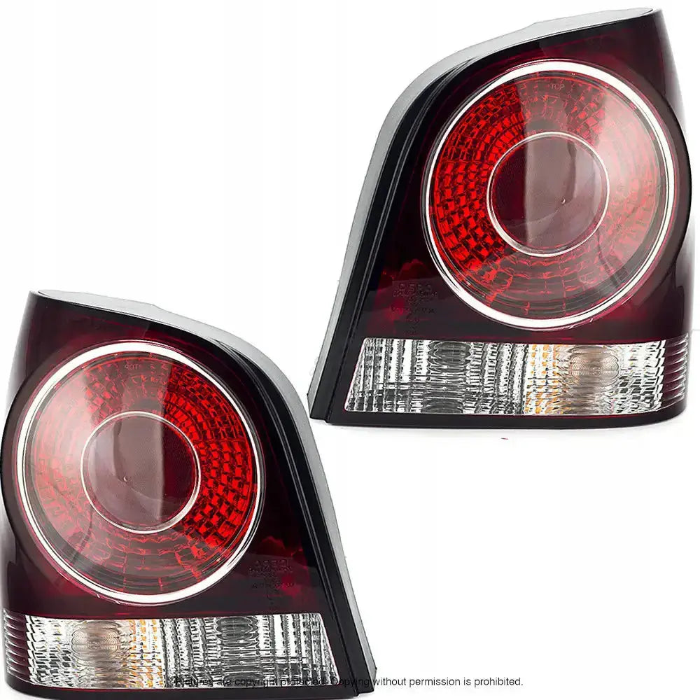 Baklykt Vw Polo 9N3 05-09 med klart plast, rød og hvit farge, vist skrått mot hvit bakgrunn.