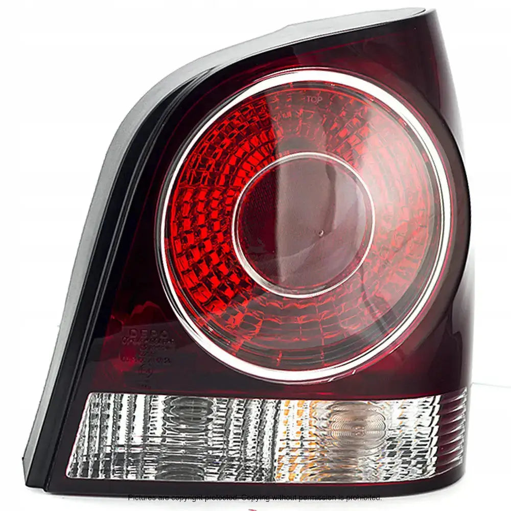 Baklys Vw Polo 9N3 klart og rødt plast, skrå vinkel, sirkelmønster og separate felt nederst.