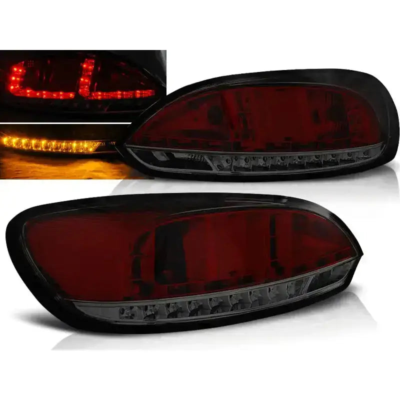 Baklykter Vw Scirocco III LED, mørkerød med sotet glass, lyser rødt og oransje, sett skrått forfra.