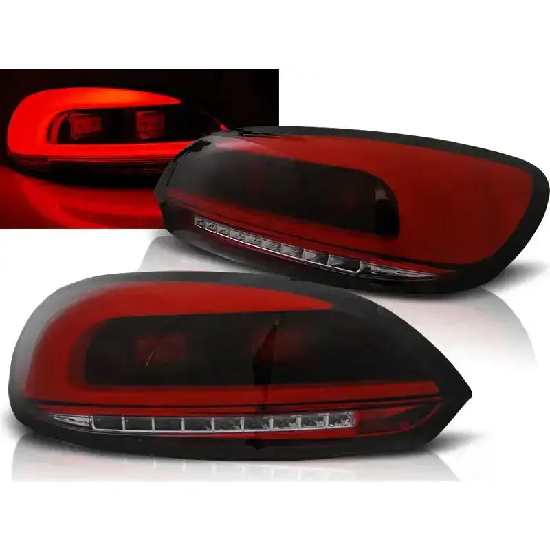 Baklykter Vw Scirocco III R-S Led Bar i sotet rød og svart plast, med tent detaljbilde øverst.