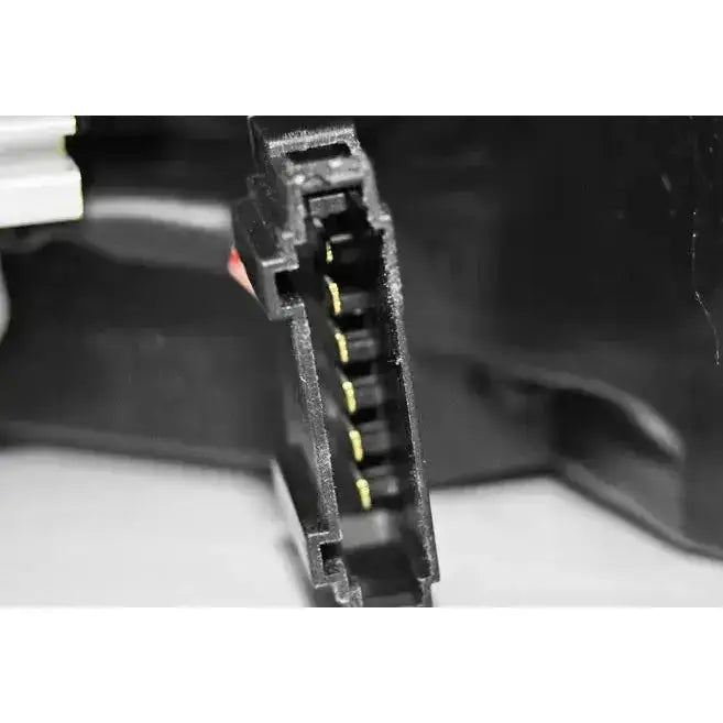 Baklys kontakt til Vw Scirocco III LED baklykter, nærbilde av svart plastkontakt med fem metallpinner.