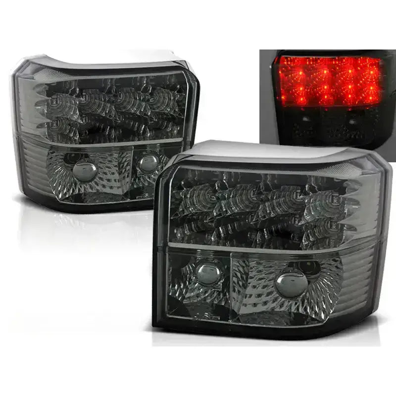 Baklykter Vw T4 90-03.03 Smoke Led i svart plast med klare riller og reflektorer, sett fra skrå vinkel.