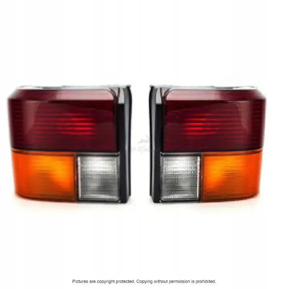 Baklykter Vw T4 90-95 med rødt, oransje og klart felt sett forfra mot hvit bakgrunn.