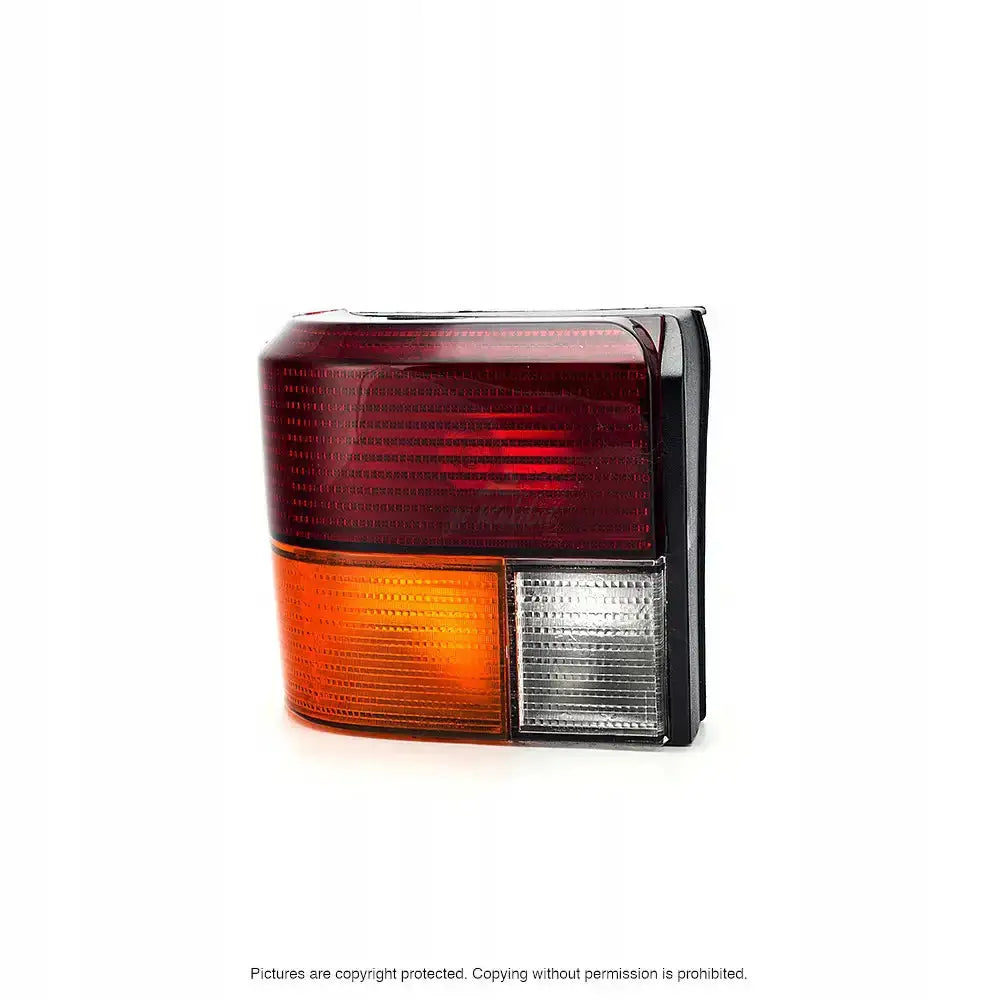 Baklys Vw T4 90-95 med rød, oransje og klar seksjon sett fra skrå vinkel mot hjørnet.