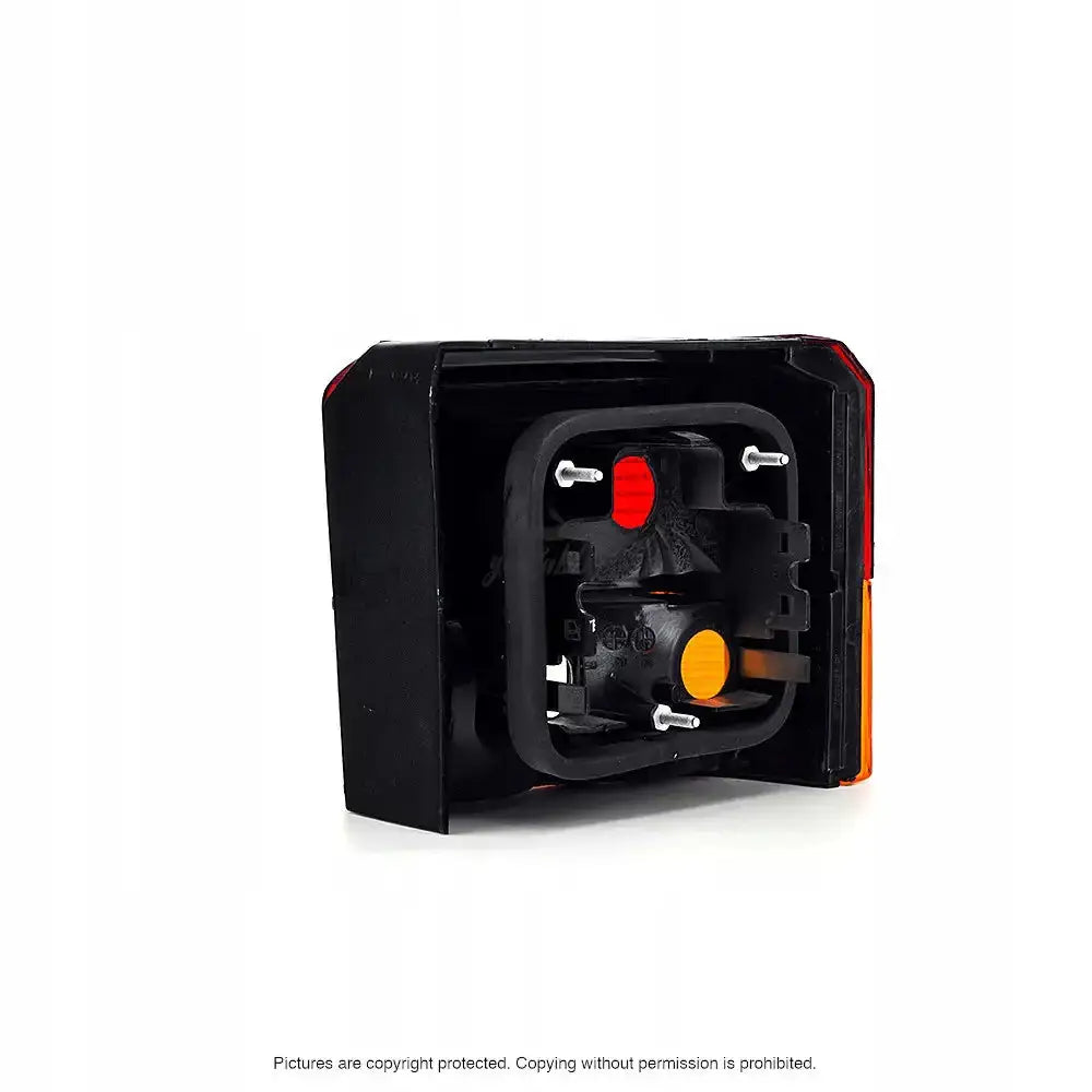 Baklamper Vw T4 90-95 sett bakfra med svart plastdeksel, synlige skruer og oransje og røde felt.