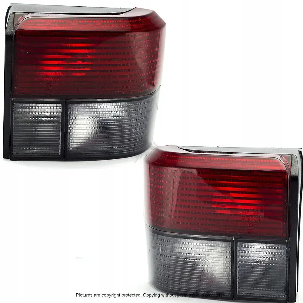 Baklykter Vw T4 90-95 P21W i rød og klar plast med horisontale riller, vist fra skrå vinkel.