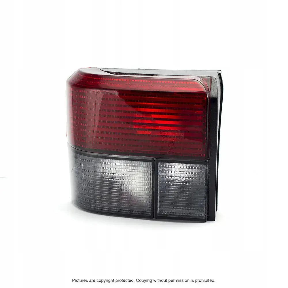 Baklamper Vw T4 90-95 P21W Dark med rødt og klart felt, riflet overflate, sett skrått mot hjørnet.