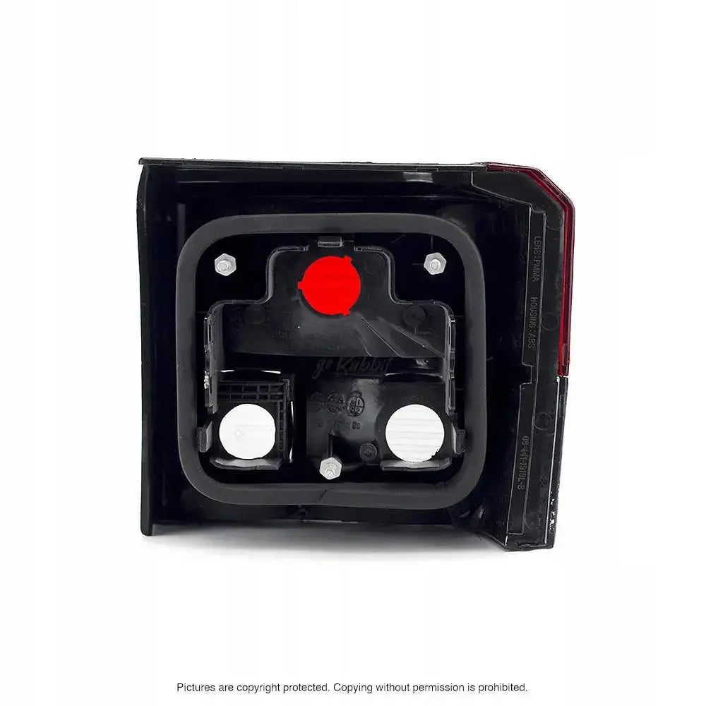 Baklamper Vw T4 90-95 P21W dark, bakside med sølvfargede skruefester og rød tetning.