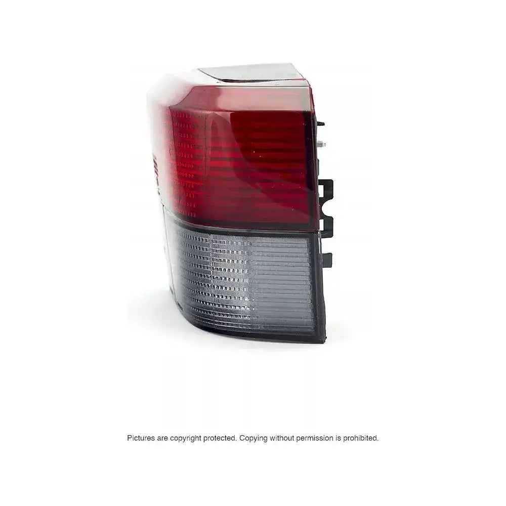 Baklys Vw T4 90-95 P21W Dark med røde og klare felt, skrå vinkel bakfra, horisontale mønstre.