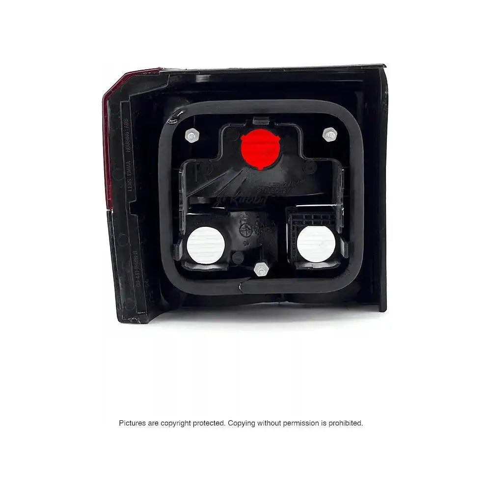 Baklykter Vw T4 90-95 P21W Dark sett forfra med rød detalj og sirkulære åpninger.