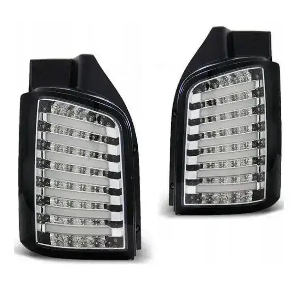 Baklykt Vw T5 Chrome Black LED med sort ramme og horisontale LED-striper, sett fra skrå vinkel.