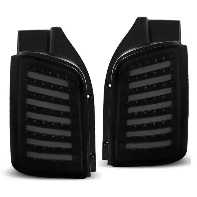 Baklykt Vw T5 Smoke Black Led med horisontale LED-striper og røykt glass, sett forfra.