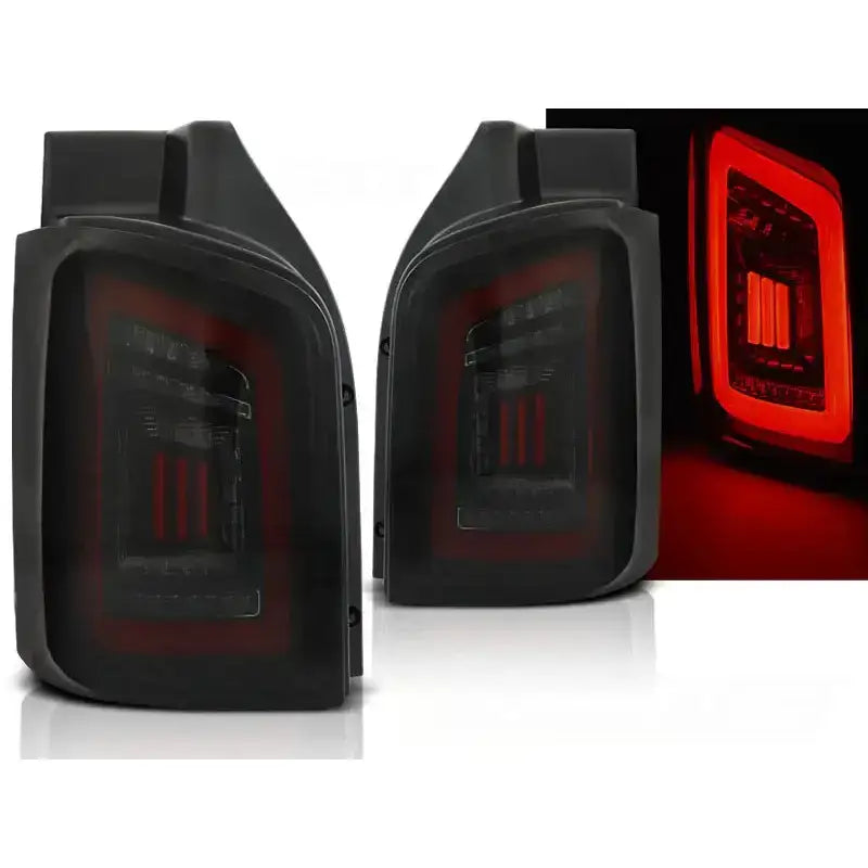 Baklykter Vw T5 smoke black red LED, sett forfra og i vinkel med rødt LED-lys detalj.
