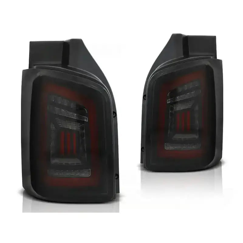 Baklykt Vw T5 LED i smoke black med røde detaljer, vist fra skrå forside på hvit bakgrunn.