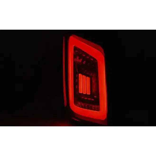 Baklykter Vw T5 Smoke Black Red LED med rektangulær form og rødt lys, sett fra skrå sidevinkel.