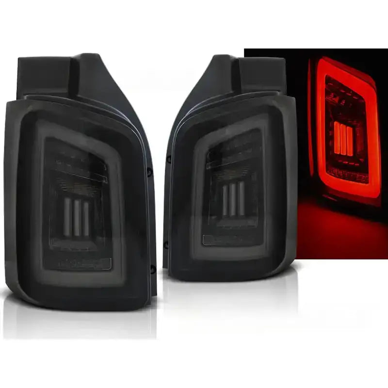 Baklykter i sotet svart og hvitt LED-design, sett forfra med tydelig rødt kvadratisk lysmønster.