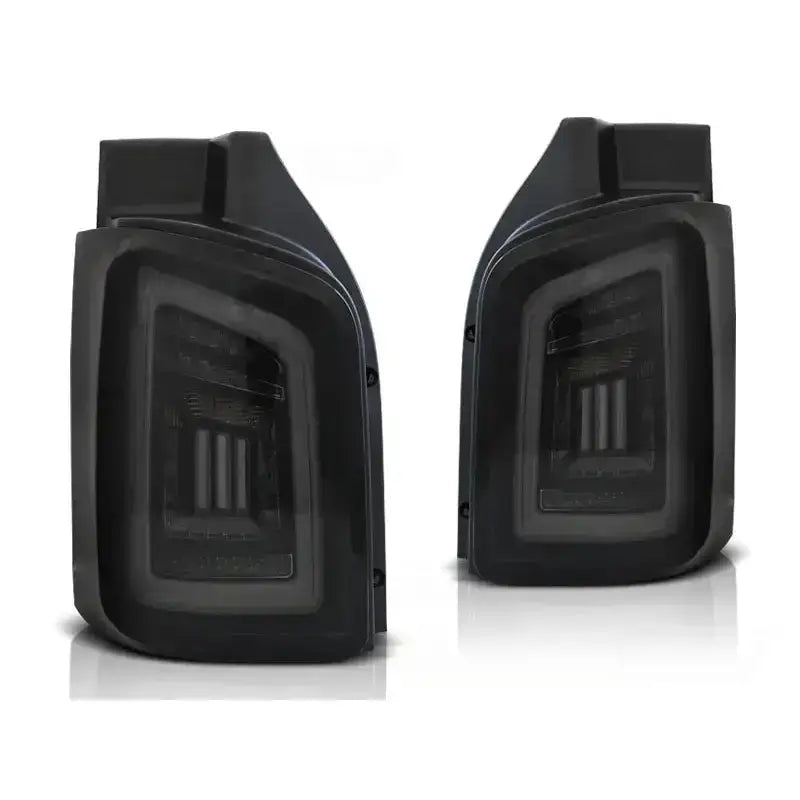 Baklykt sett til VW T5 Transporter, rektangulær smoke black white LED, sett forfra mot hvit bakgrunn.
