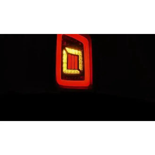 Baklys Vw T5 LED rektangulært med rød og gul belysning, tydelige linjer og klare lysdetaljer.