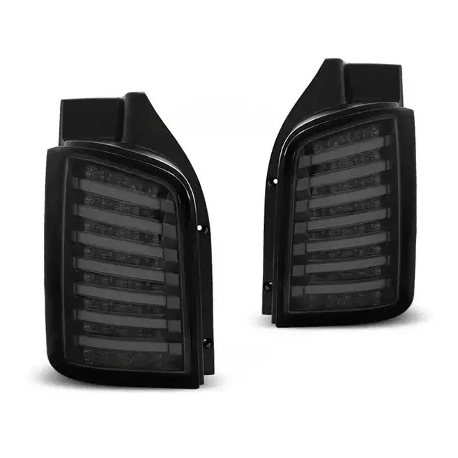 Baklykt Vw T5 smoke LED med horisontale riller, mørktonet glass, sett fra skrå vinkel.