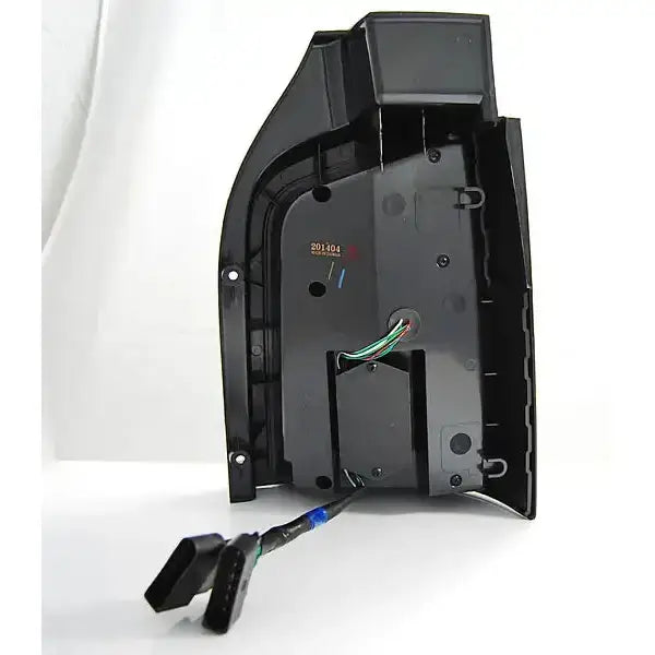 Baklys VW T5 LED baklykt sett med synlig ledningsnett og kontakt, vist fra baksiden.