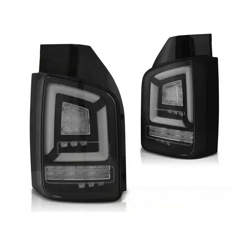 Baklykt Vw T5 04.03-09 Black Full Led SEQ Indicator vist fra skrå forside med rektangulære LED-lys.