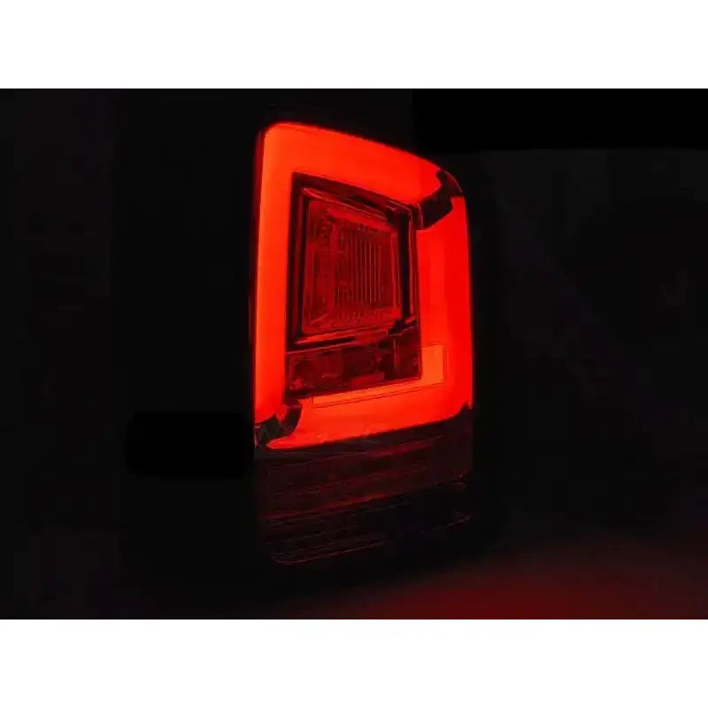 Baklamper Vw T5 Black Full Led med rød LED-ramme, sett fra skrå vinkel i mørkt miljø.