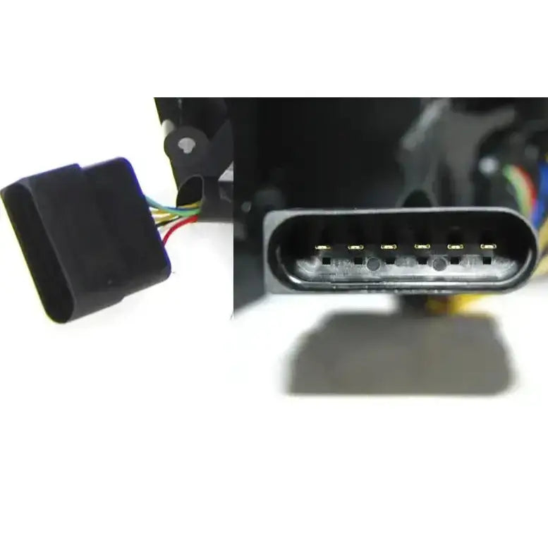 Baklys nærbilde av svarte plastkontakter med metallpinner og fargede ledninger til Vw T5.