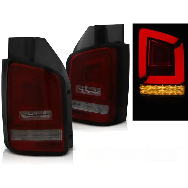 Baklykter Vw T5 04.03-09 Red Smoke Full Led vist fra skrå vinkel, med lys tent i mørket.