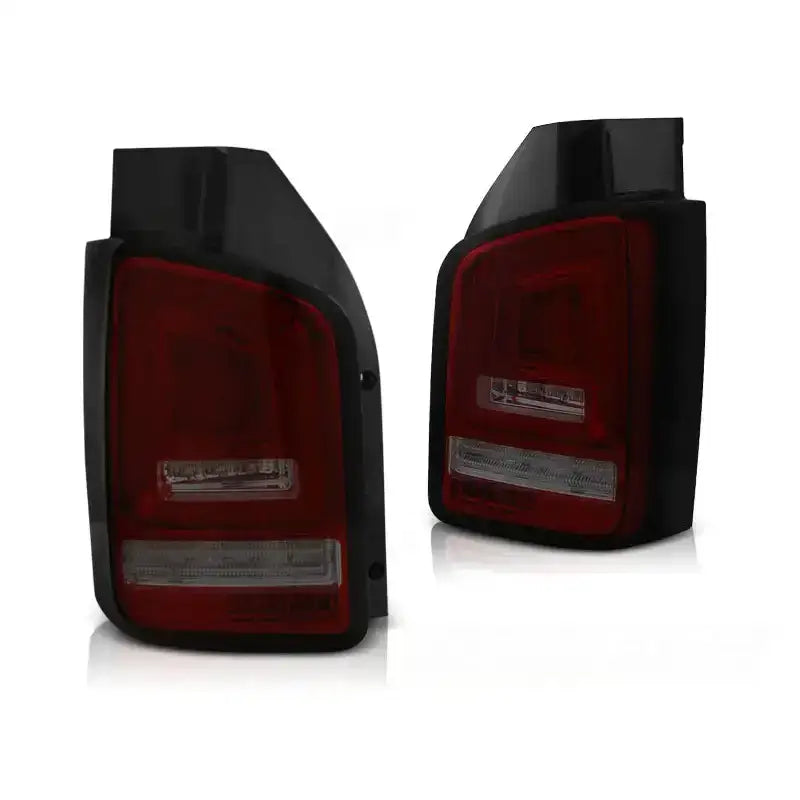 Baklykt Vw T5 04.03-09 Red Smoke Full Led SEQ Indicator vist fra skrå vinkel på hvit bakgrunn.