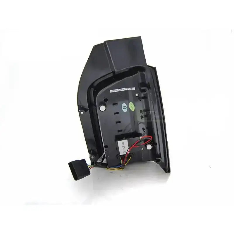 Baklykt Vw T5 04.03-09 Red Smoke Full Led sett fra undersiden med ledninger og kontakt synlig.