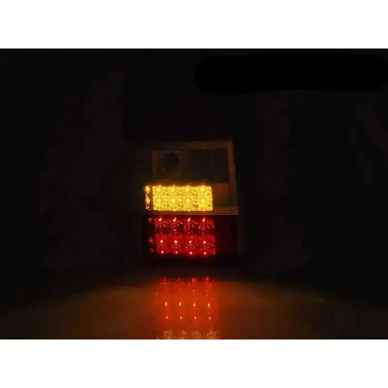 Baklys Vw T5 04.03-09 Red Smoke LED med gult og rødt lys, to rektangler lyser i mørket.