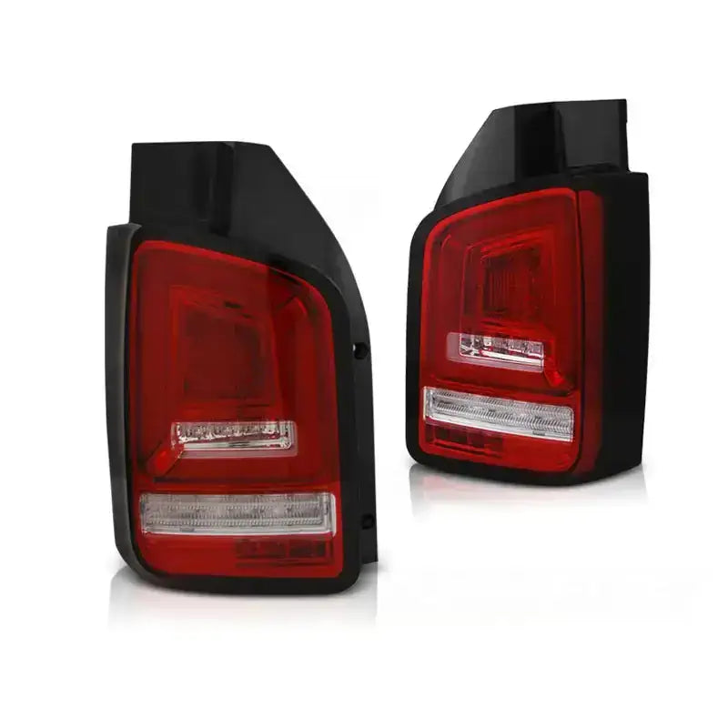 Baklykt Vw T5 04.03-09 i rødt og hvitt LED med svart ramme, sett fra front- og sideprofil.
