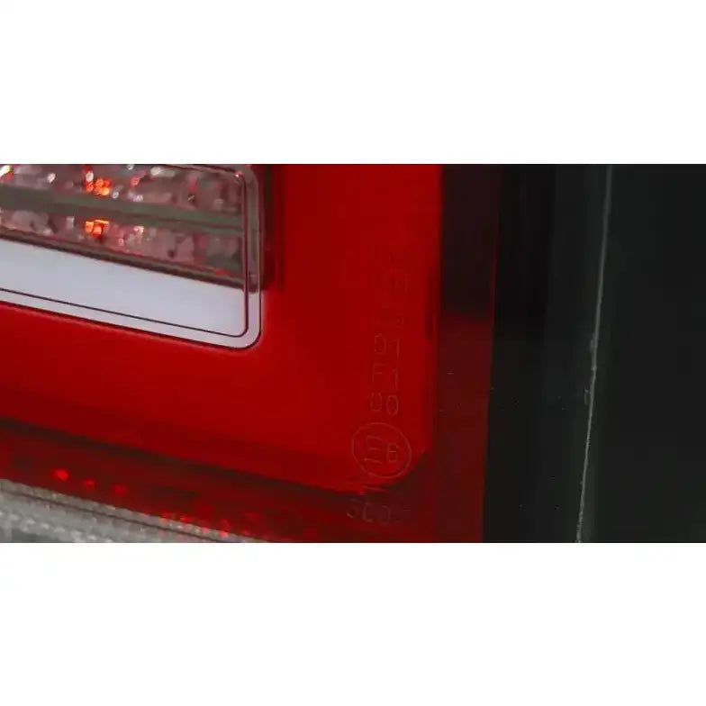 Baklykter Vw T5 04.03-09 Red White Full Led med detaljerte markeringer og svart kant.