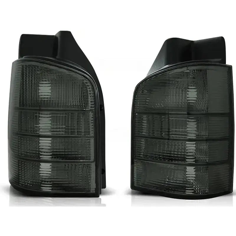 Baklykter Vw T5 04.03-09 i sotet plast med rillede linser, sett fra skrå vinkel mot hvit bakgrunn.