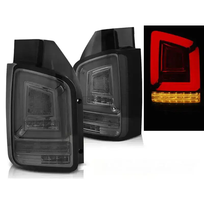 Baklykter Vw T5 04.03-09 i sotet plast, skrå vinkel, LED-lys tent i mørket.