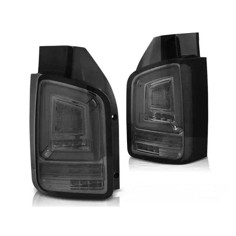Baklykt Vw T5 04.03-09 Smoke Full Led SEQ Indicator sett fra skrå vinkel med høyglans finish.