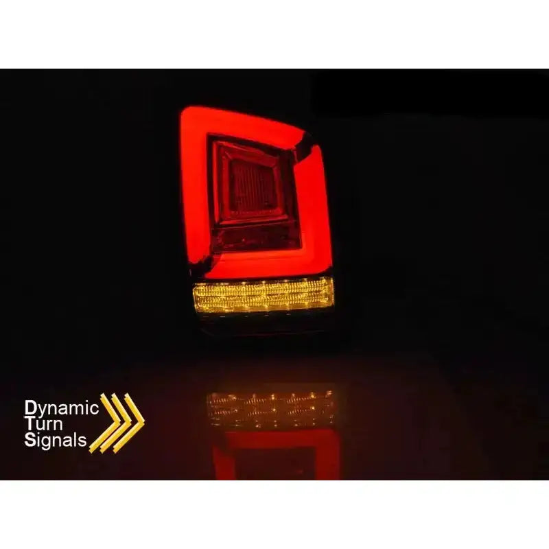 Baklys Vw T5 LED med rød ramme og gul dynamisk blinklys, sett skrått i mørkt miljø.