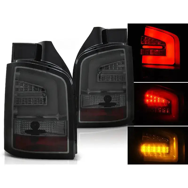 Baklykter Vw T5 04.03-09 i sotet plast med LED Bar, sett fra skrå forside, tent i rødt og oransje.