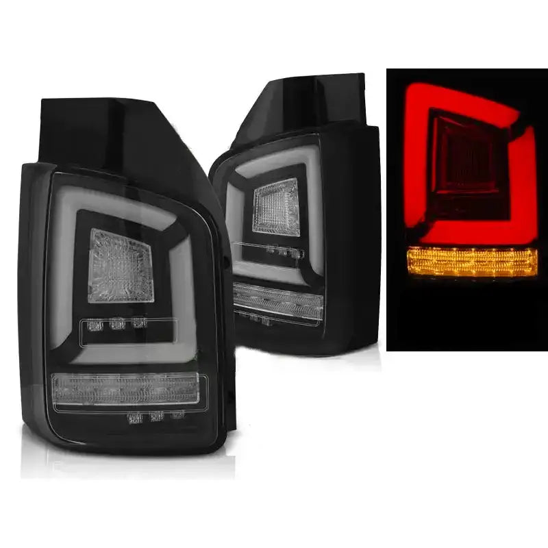 Baklykter Vw T5 10-15 Black Full Led SEQ Indicator sett fra skrå vinkel, tent med rødt og oransje lys.