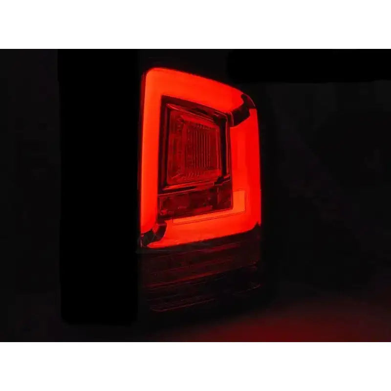 Baklamper Vw T5 10-15 Black Full Led med rød LED-belysning, sett fra skrå vinkel.