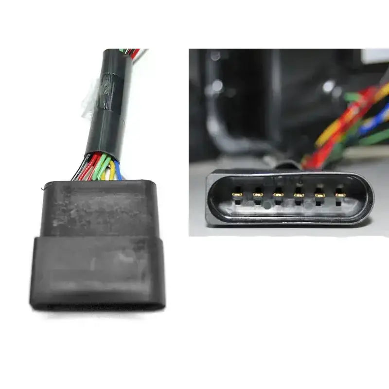 Baklys kontakt for Vw T5 10-15 Black Full Led med synlige fargede ledninger og pinnekontakter.