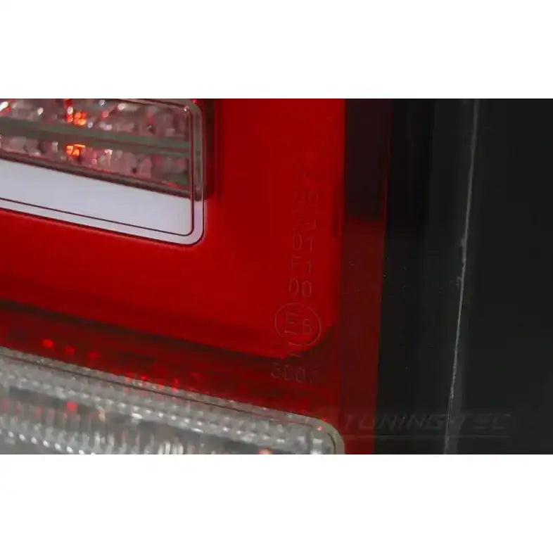 Baklykter Vw T5 10-15 Red White Full Led med nærbilde av rød og klar plast og synlige E-merker.