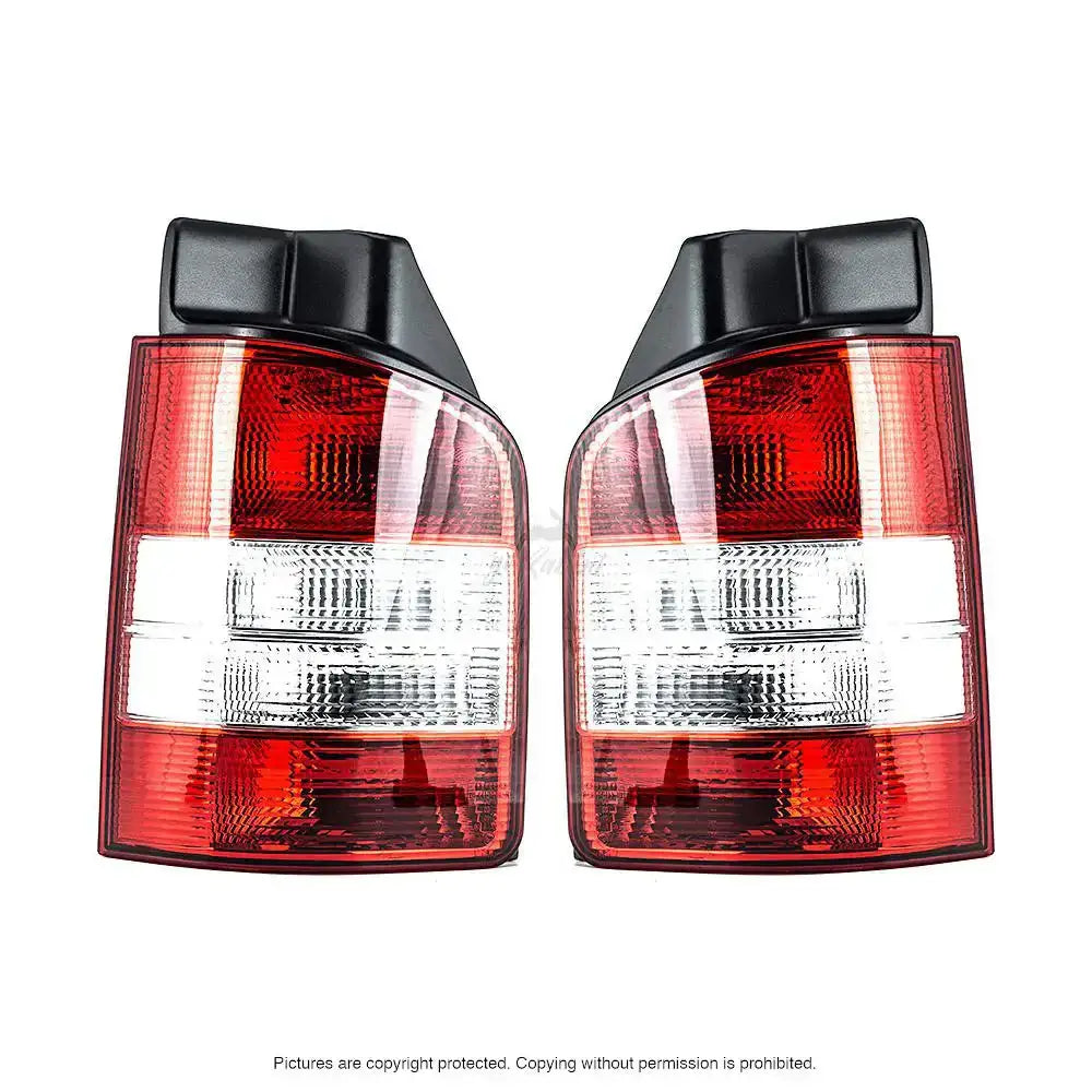 Baklykter Vw T5 Transporter 03-09 i klart og rødt plast med sorte kanter, sett forfra.