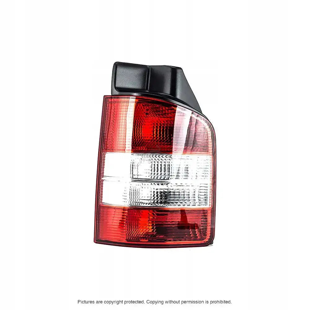 Baklykt Vw T5 Transporter 03-09 i rød, hvit og sort plast sett fra skrå side.