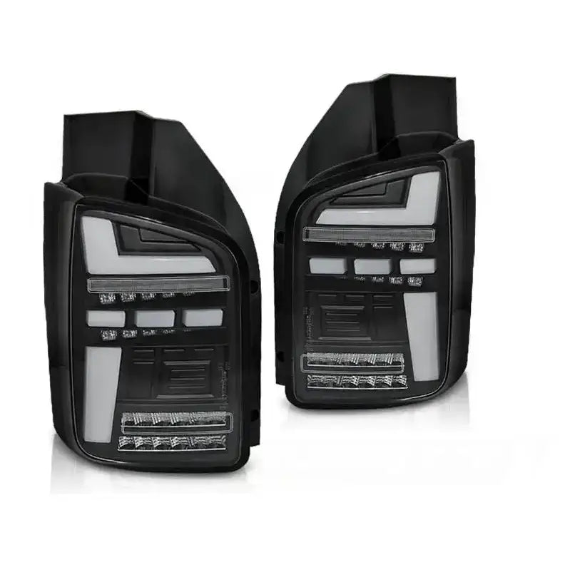 Baklykter VW T6 15-19 Black LED sett, vist fra skrå vinkel med tydelige lyse detaljer.