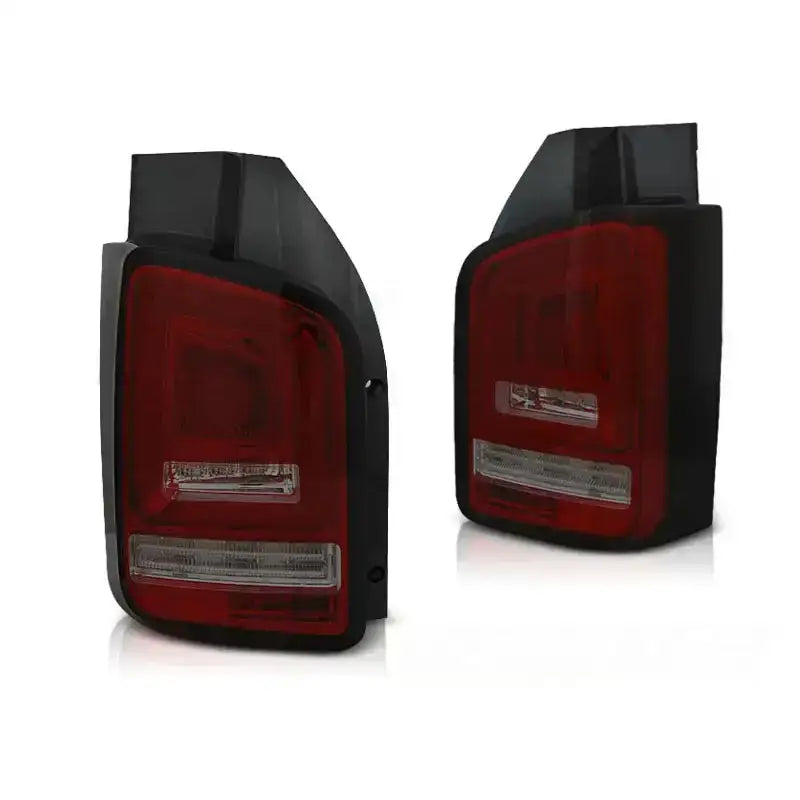 Baklykter Vw T6 15-19 TR Led Bar Red Smoke med rødt og svart design sett fra skrå vinkel.