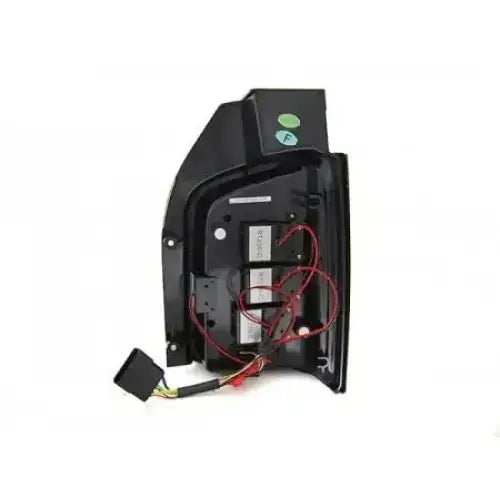 Baklamper Vw T6 15-19 TR LED Bar vist fra skrå bakside med synlige ledninger og koblingspunkt.