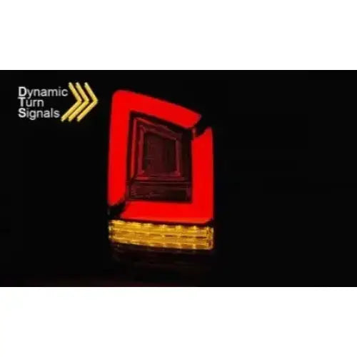 Baklykt Vw T6 15-19 TR Led Bar Smoke med rød LED-ramme og gul dynamisk blinklys, vist i mørket.