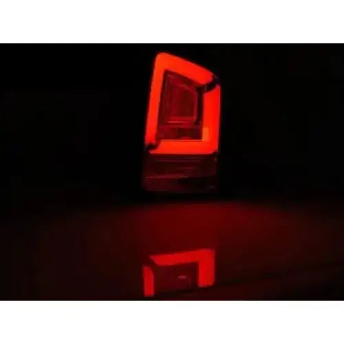 Baklys Vw T6 15-19 TR LED Bar Smoke sett fra skrå vinkel mot mørk bakgrunn med reflektert lys.