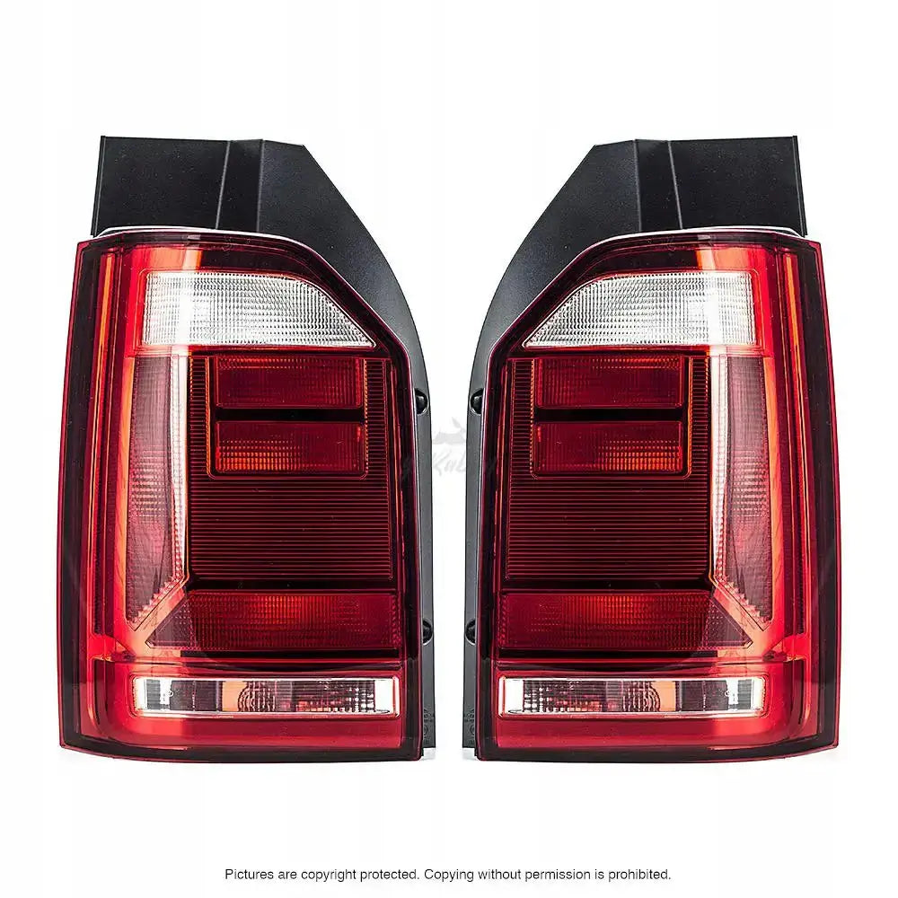 Baklykter Vw T6 15- P21W sett rett forfra, to rektangulære lykter på hvit bakgrunn.